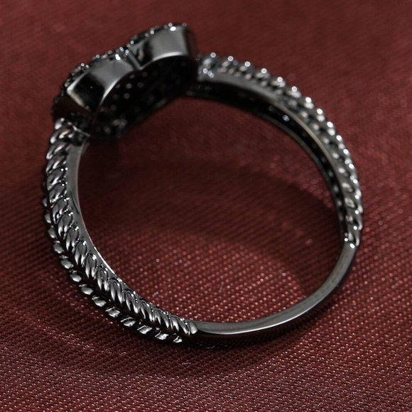 Luxe Cubic Zirconia Heart Rope Band Ring - Picture 9 of 9